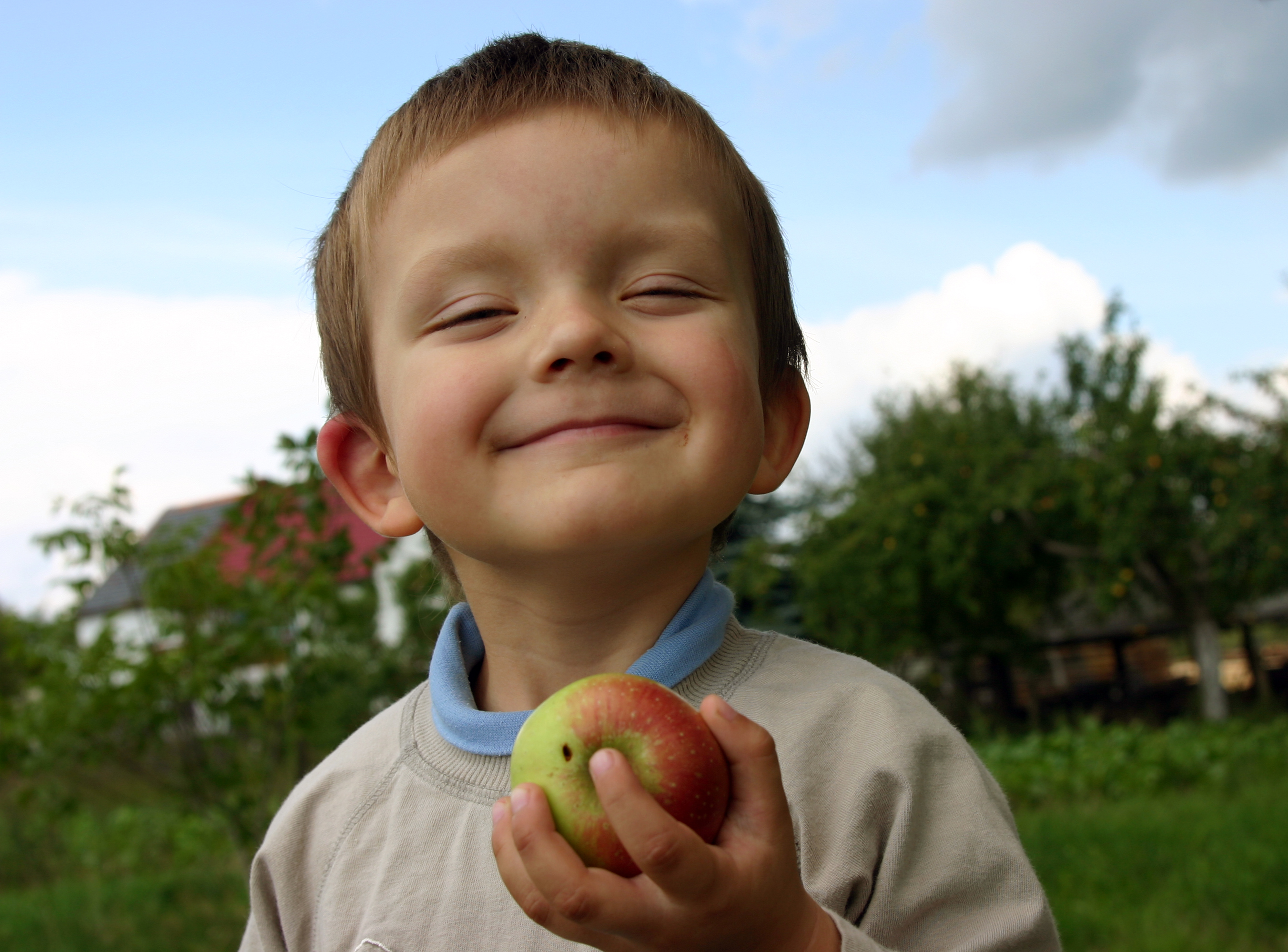 フリー画像 人物写真 子供ポートレイト 少年 男の子 外国の子供 笑顔 スマイル 林檎 リンゴ 画像素材なら 無料 フリー写真素材のフリーフォト