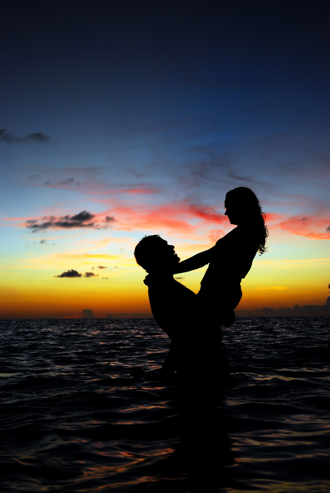 フリー画像 人物写真 一般ポートレイト 恋人 カップル シルエット 海の風景 夕日 夕焼け 夕暮れ 画像素材なら 無料 フリー写真素材のフリーフォト