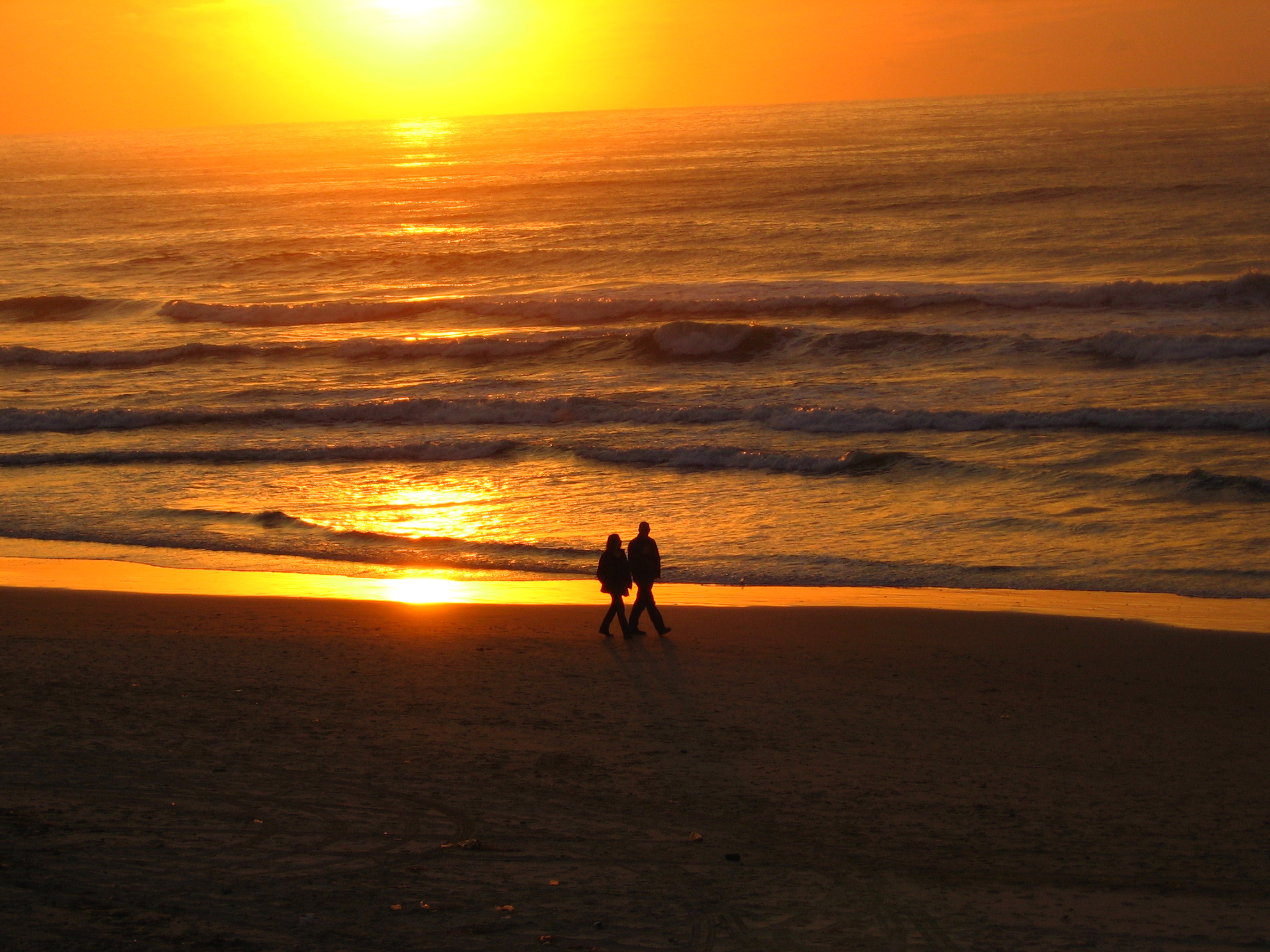 フリー画像 人物写真 一般ポートレイト 恋人 カップル シルエット 海の風景 夕日 夕焼け 夕暮れ 橙色 オレンジ ビーチ 海辺 画像素材なら 無料 フリー写真素材のフリーフォト