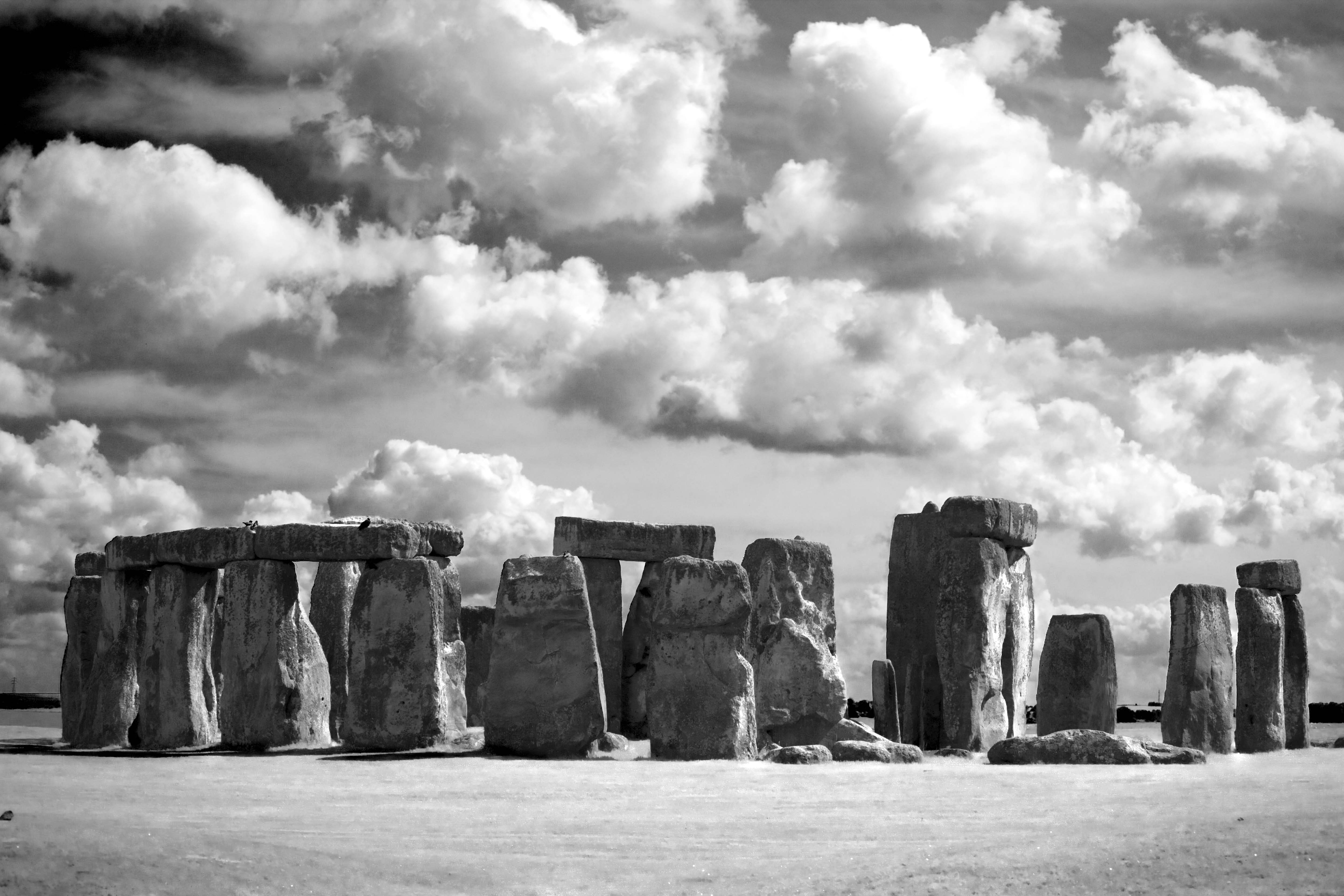 フリー画像 人工風景 建造物 建築物 ストーンヘンジ 雲の風景 イギリス風景 モノクロ写真 世界遺産 ユネスコ フリー素材 画像素材なら 無料 フリー写真素材のフリーフォト