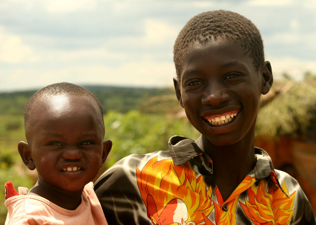 フリー画像 人物写真 子供ポートレイト 外国の子供 アフリカの子供 少年 男の子 兄弟 姉妹 笑顔 スマイル ウガンダ人 フリー素材 画像素材なら！無料・フリー写真素材のフリーフォト