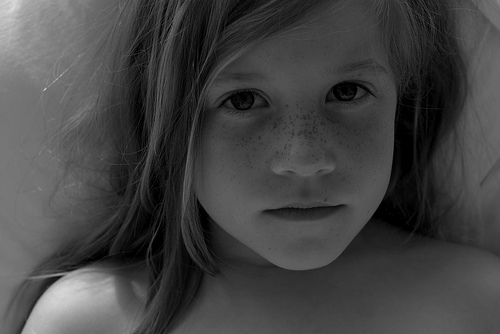 フリー画像|人物写真|子供ポートレイト|少女/女の子|外国の子供|モノクロ写真|
