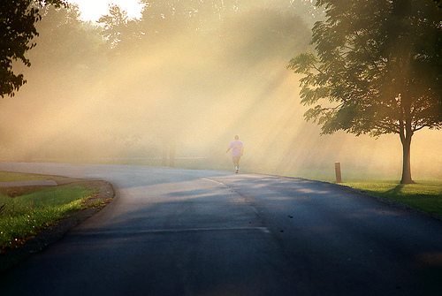 フリー画像|人工風景|道の風景|朝日/朝焼け|太陽光線|ジョギング|人物写真|