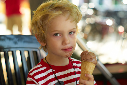 フリー画像|人物写真|子供ポートレイト|少年/男の子|外国の子供|金髪/ブロンド|飲食|アイスクリーム|