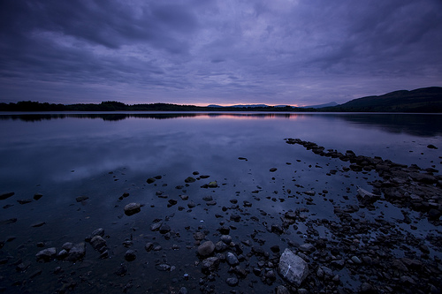 フリー画像|自然風景|湖の風景|夕日/夕焼け/夕暮れ|青色/ブルー|イギリス風景|暗雲の風景|