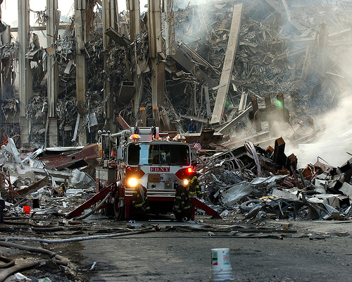 フリー画像| ニュース系| 9.11 アメリカ同時多発テロ| 破壊| ワールドトレードセンター| アメリカ風景| 消防車| 
