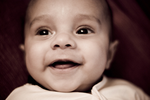 フリー画像|人物写真|子供ポートレイト|赤ちゃん|外国の子供|笑顔/スマイル|セピア|