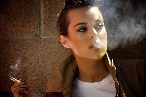 フリー画像|人物写真|女性ポートレイト|ラテン系女性|煙草/タバコ|