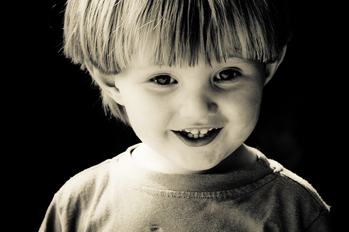 フリー画像|人物写真|子供ポートレイト|外国の子供|少年/男の子|笑顔/スマイル|セピア|