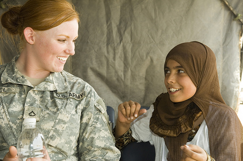 フリー画像| 戦争写真| 兵士/ソルジャー| 人物写真| 女性兵士| アメリカ軍兵士| イラク人| 