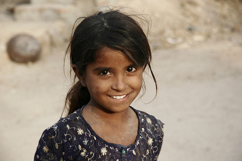 フリー画像|人物写真|子供ポートレイト|外国の子供|少女/女の子|笑顔/スマイル|インド人|フリー素材|