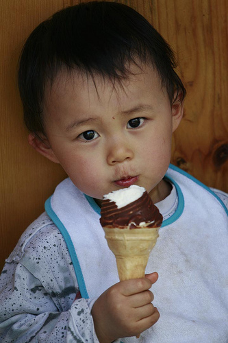 フリー画像|人物写真|子供ポートレイト|赤ちゃん|外国の子供|中国人|アイスクリーム|飲食|