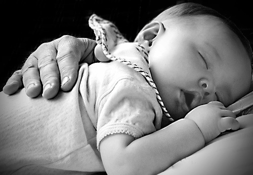 フリー画像|人物写真|子供ポートレイト|赤ちゃん|外国の子供|寝顔/寝相/寝姿|モノクロ写真|