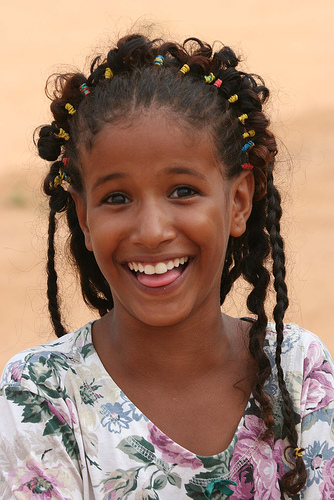 フリー画像|人物写真|子供ポートレイト|少女/女の子|外国の子供|アフリカの子供|笑顔/スマイル|