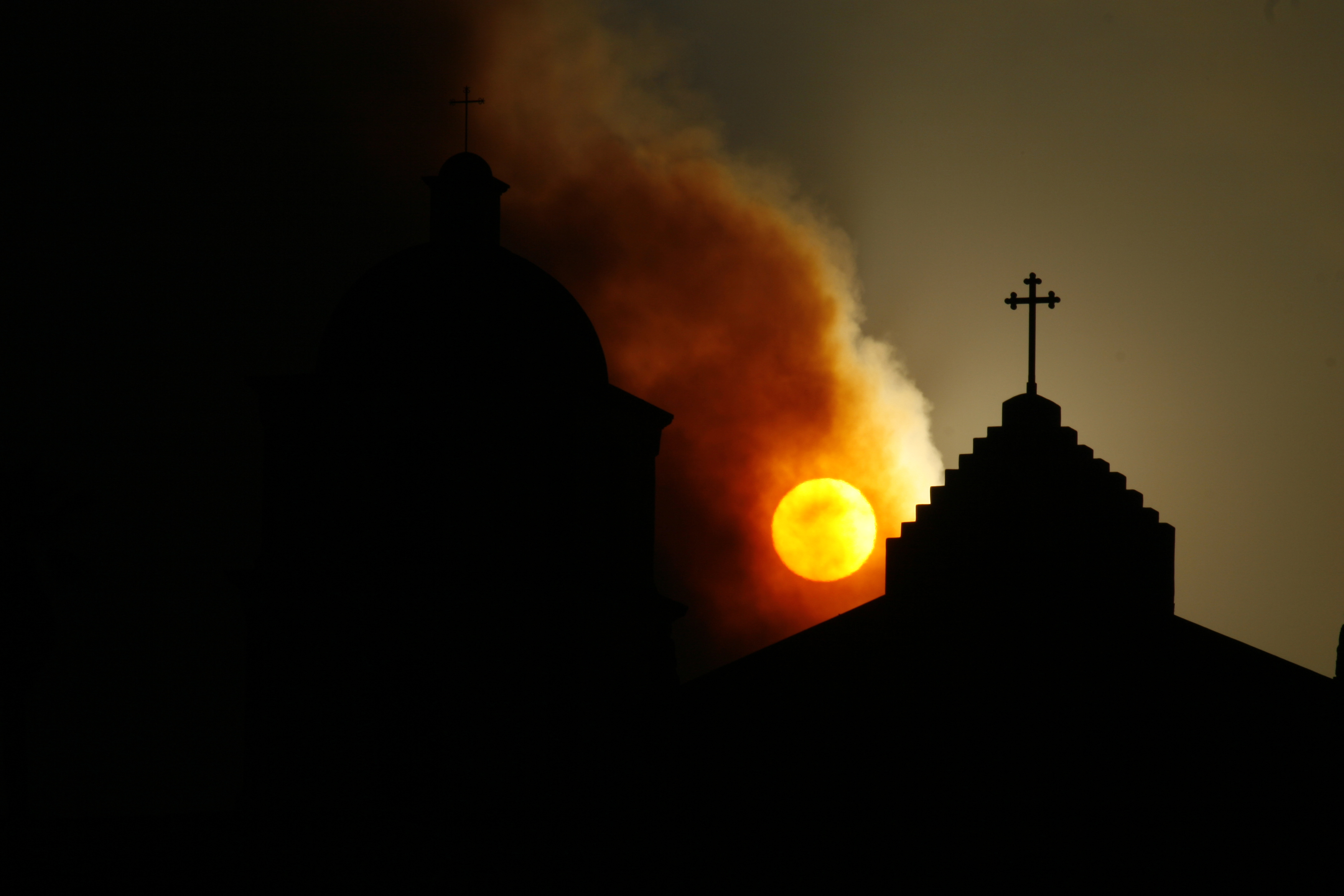 フリー画像 人工風景 建造物 建築物 教会 聖堂 十字架 シルエット 夕日 夕焼け 夕暮れ 黒色 ブラック フリー素材 画像素材なら 無料 フリー写真 素材のフリーフォト
