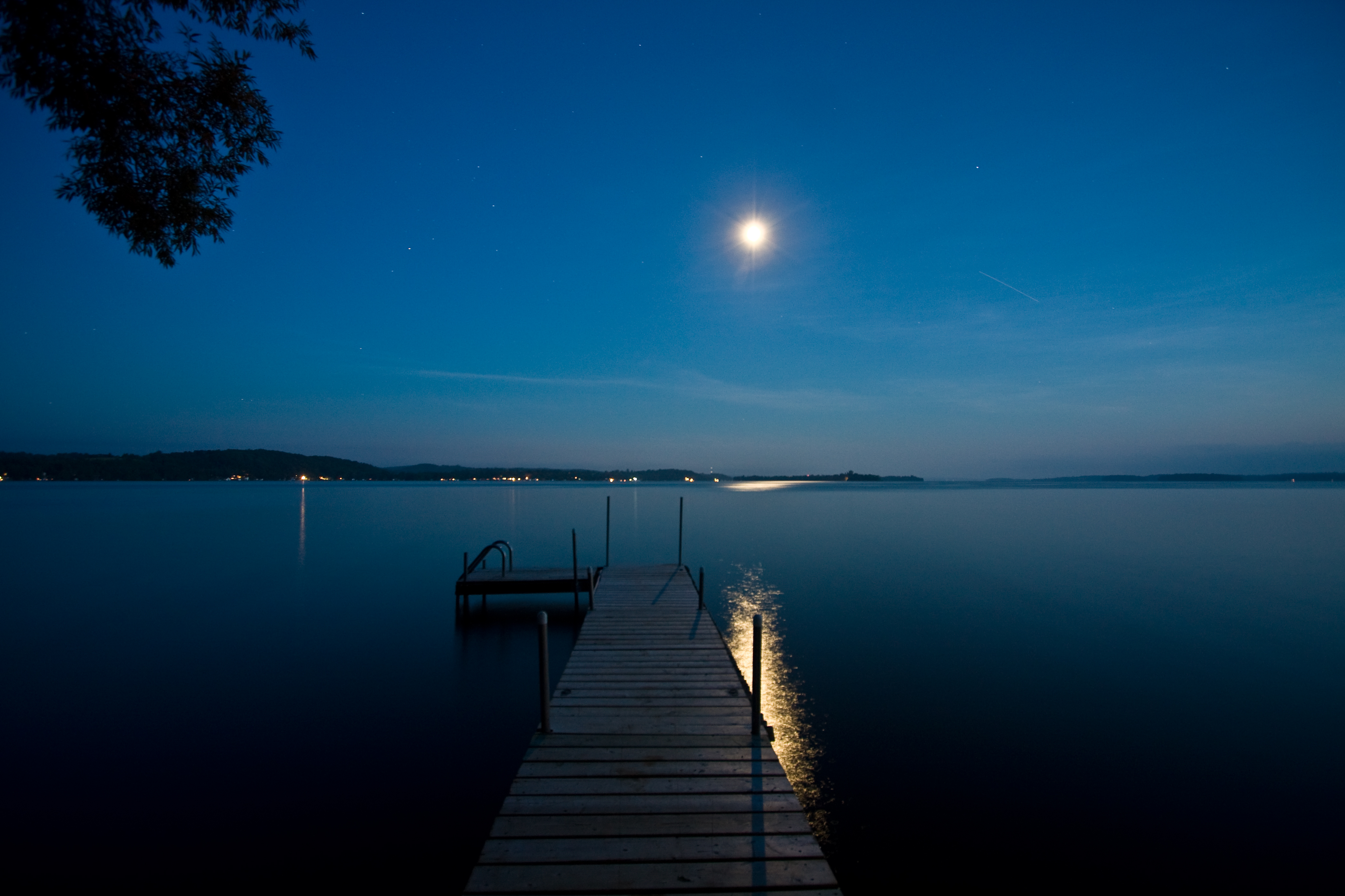 フリー画像 自然風景 湖の風景 青色 ブルー 月の風景 夜景 ドック 船渠 カナダ風景 ライス湖 カナダ画像素材なら 無料 フリー写真素材のフリー フォト