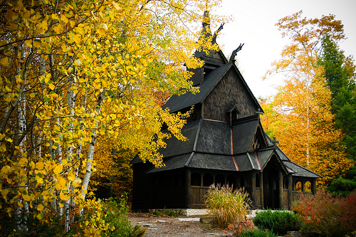 フリー画像|人工風景|建造物/建築物|教会/聖堂|ボルグンスターブ教会|ノルウェー風景|紅葉|フリー素材|