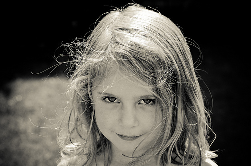 フリー画像|人物写真|子供ポートレイト|外国の子供|少女/女の子|モノクロ写真|フリー素材|