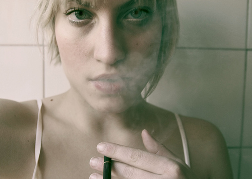 フリー画像|人物写真|女性ポートレイト|白人女性|煙草/タバコ|フリー素材|