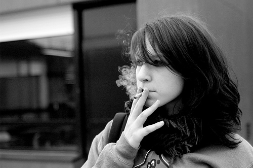  フリー画像| 人物写真| 女性ポートレイト| 白人女性| 煙草/タバコ| モノクロ写真|      フリー素材| 